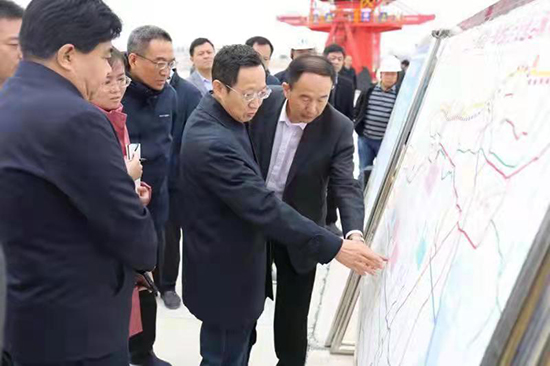山東省交通運(yùn)輸廳黨組成員、副廳長于洪亮一行到水發(fā)上善集團(tuán)萬豐港視察指導(dǎo)工作